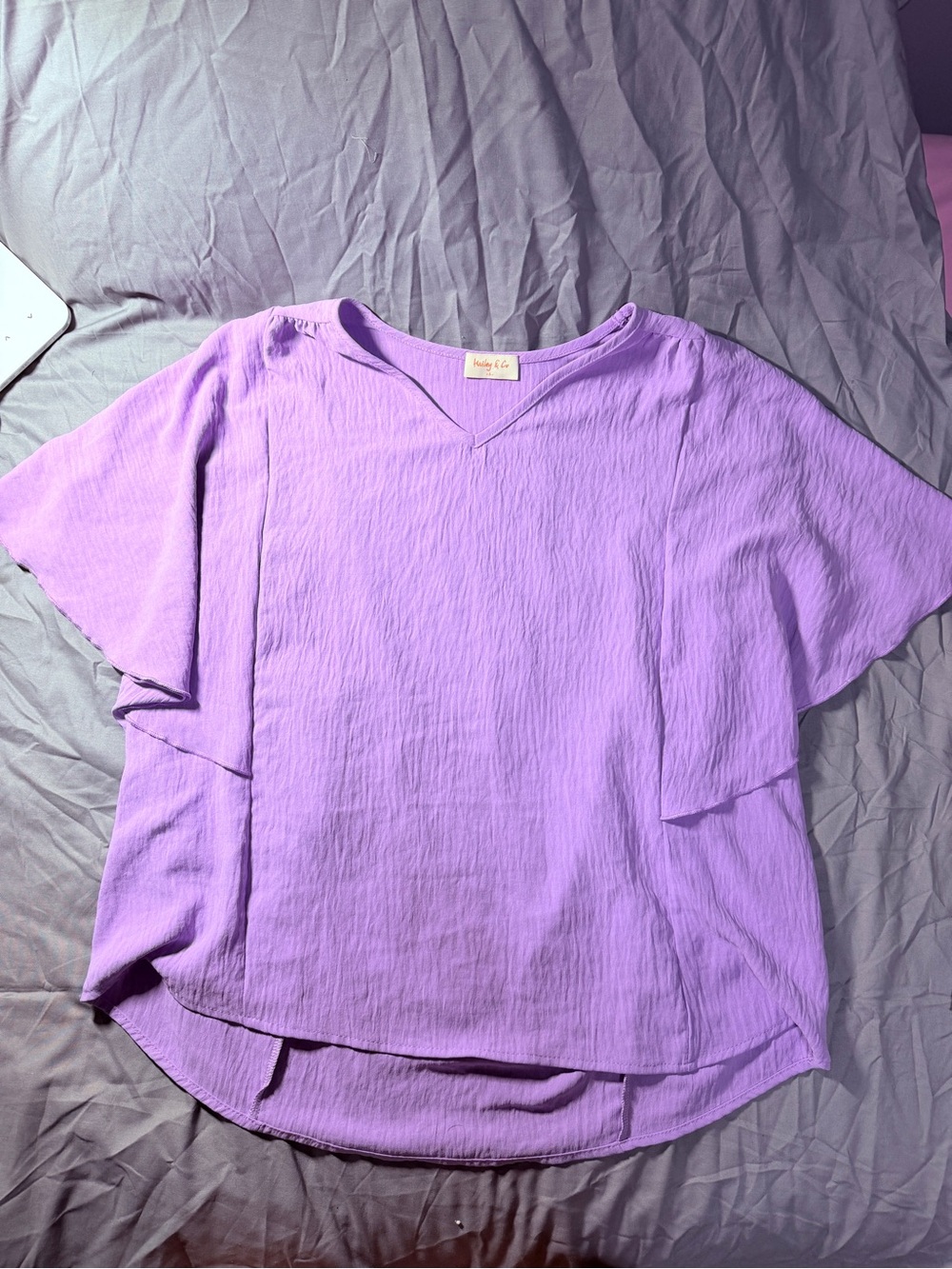 Relaxed V-Neck Short Sleeve Top in Lavender
